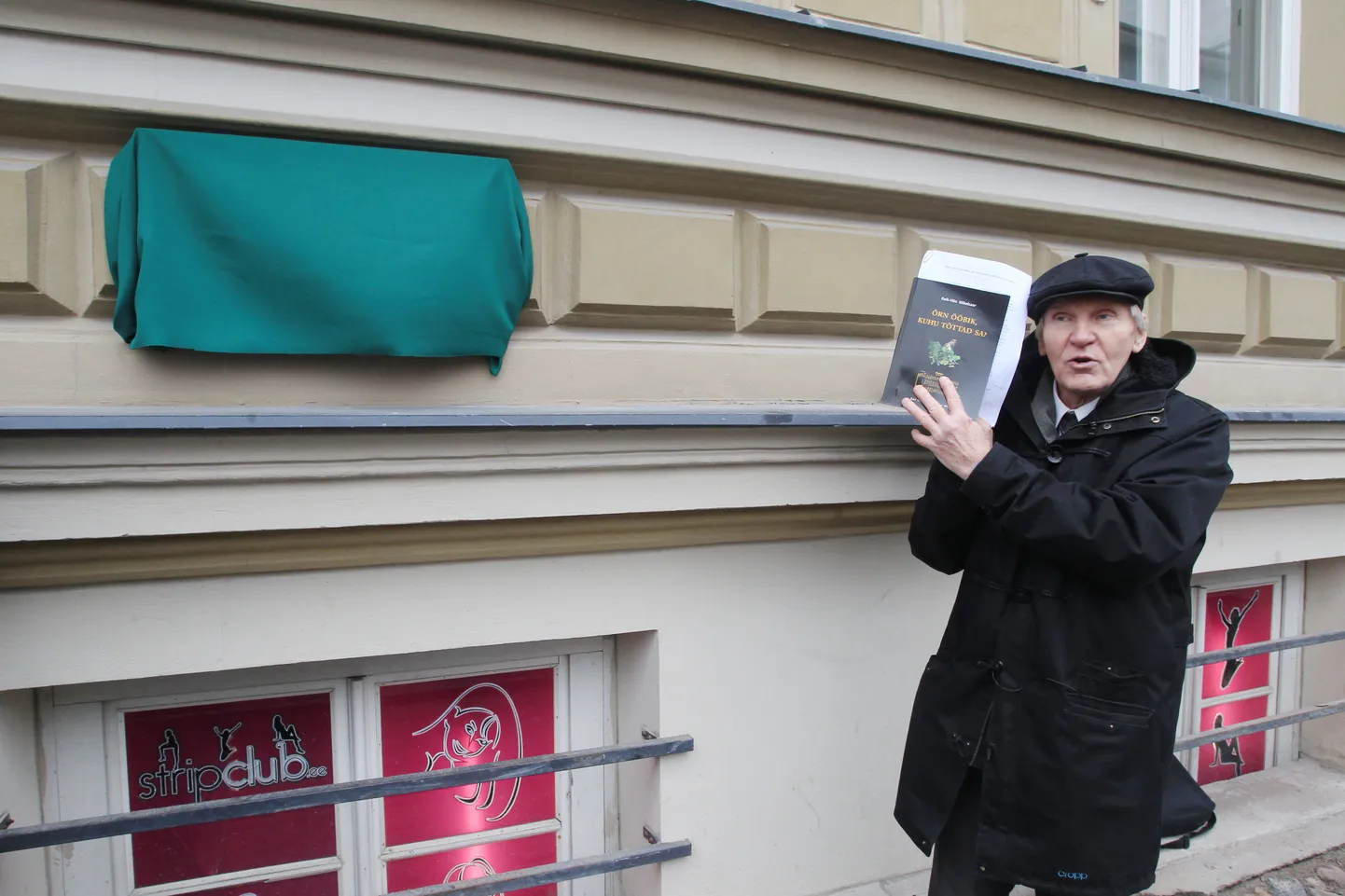 TRT02: ÖÖPIKU MÄLESTUSTAHVLI AVAMINE: TARTU, EESTI, 28MAR15 -  
Täna avati Lai tn 28 maja seinal mälestustahvel rahvusaatelisele laulule "Ööpikule".
kt/Foto KRISTJAN TEEDEMA