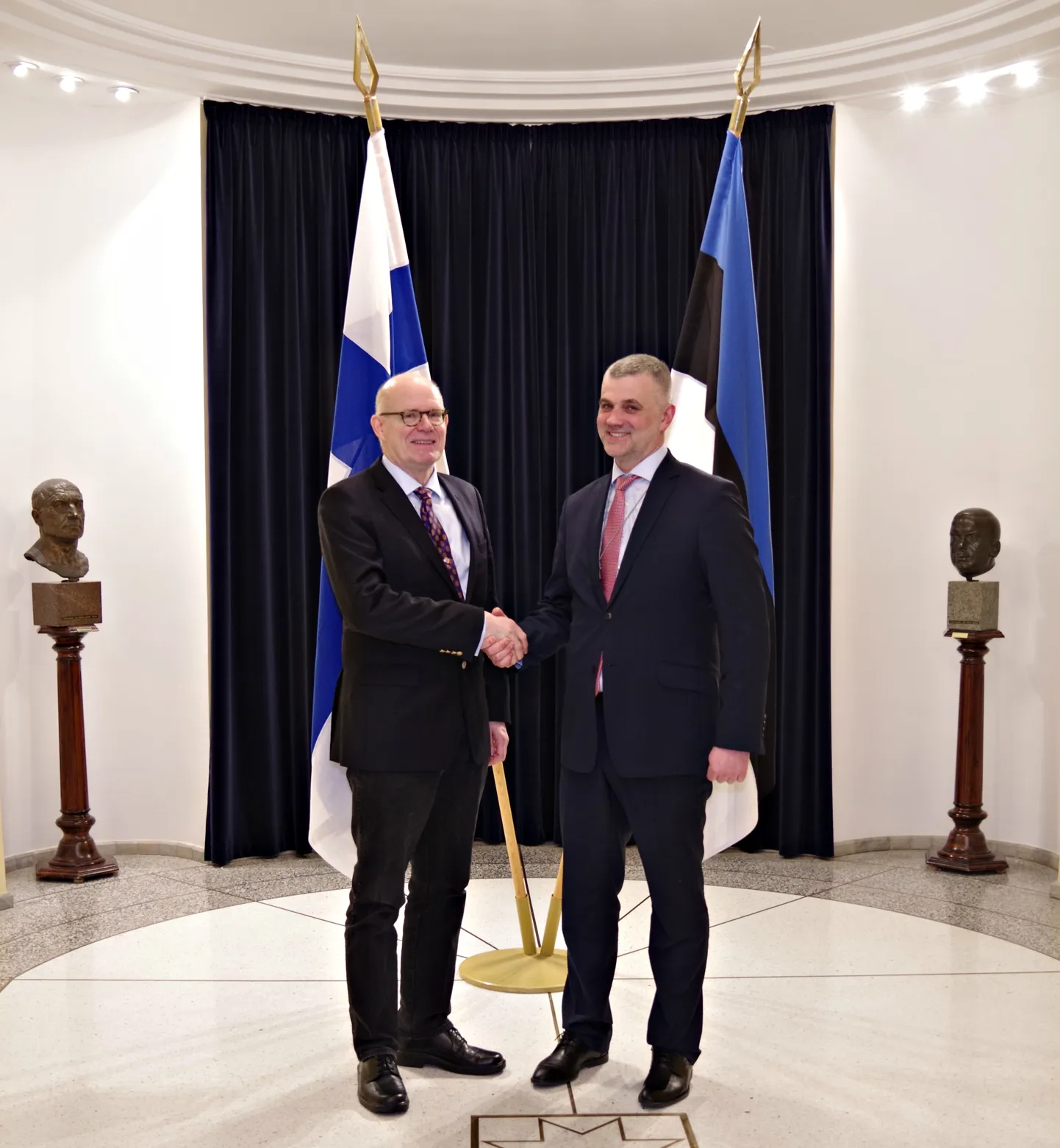 Eesti ja Soome kaitseministeeriumi kantslerite Kristjan Prikki (paremal) ja Jukka Juusti kohtumine.