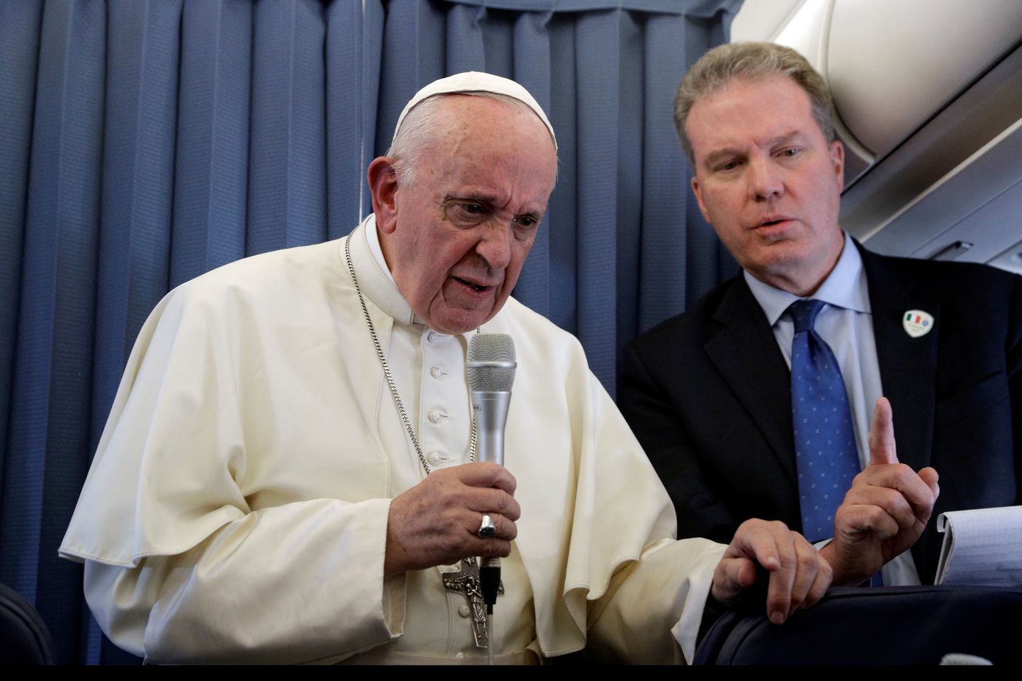 Paavst lennukis ajakirjanikega vestlemas.