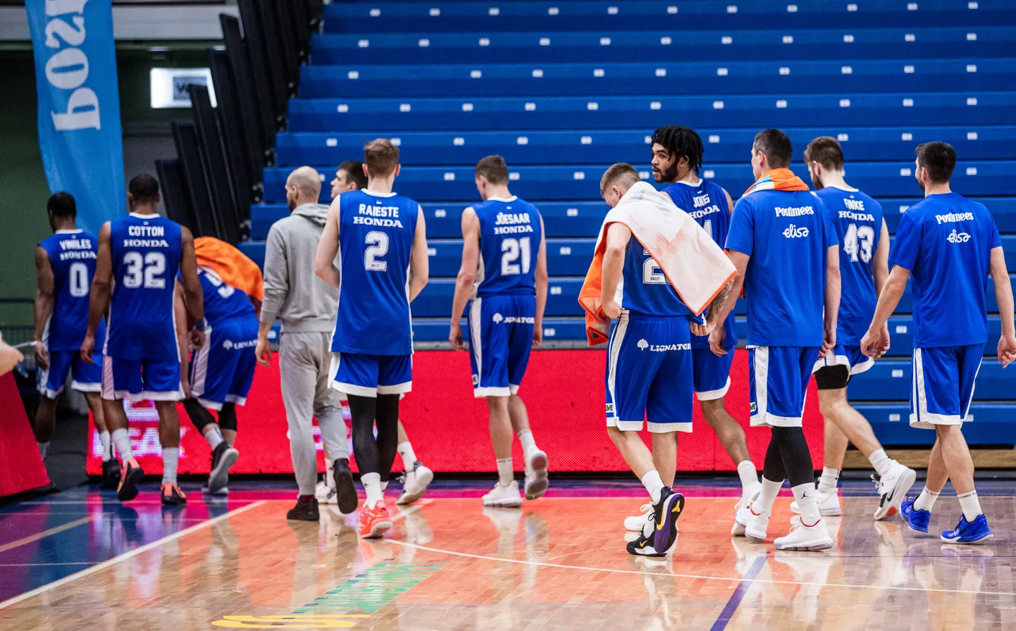 Kalev/Cramo mängumehed väljakult minema jalutamas.