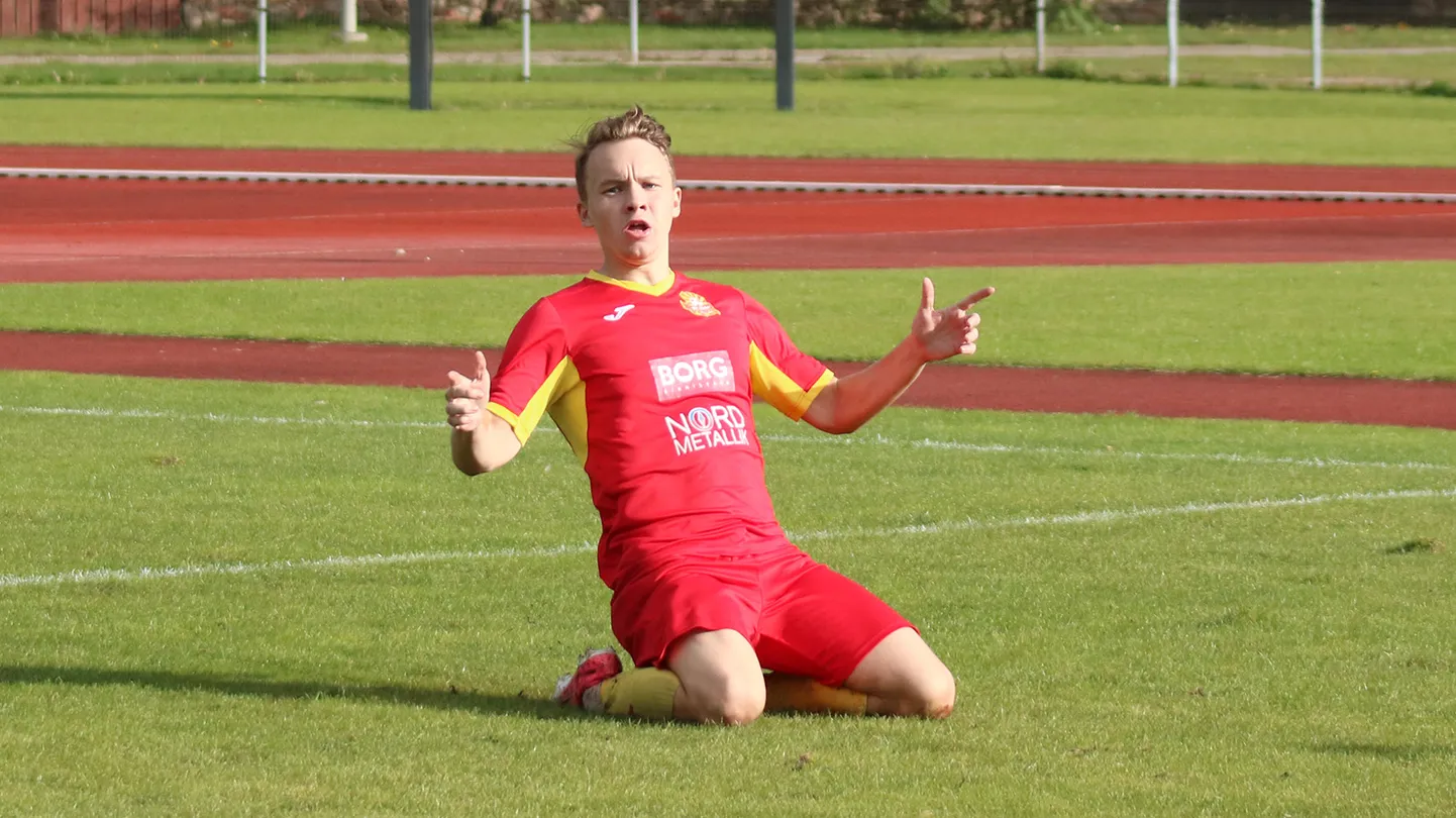 Äsja esiliiga B-tasandi kuu parimaks mängijaks valitud Sander Taan rõõmustab pärast 5:5 viigiväravat.