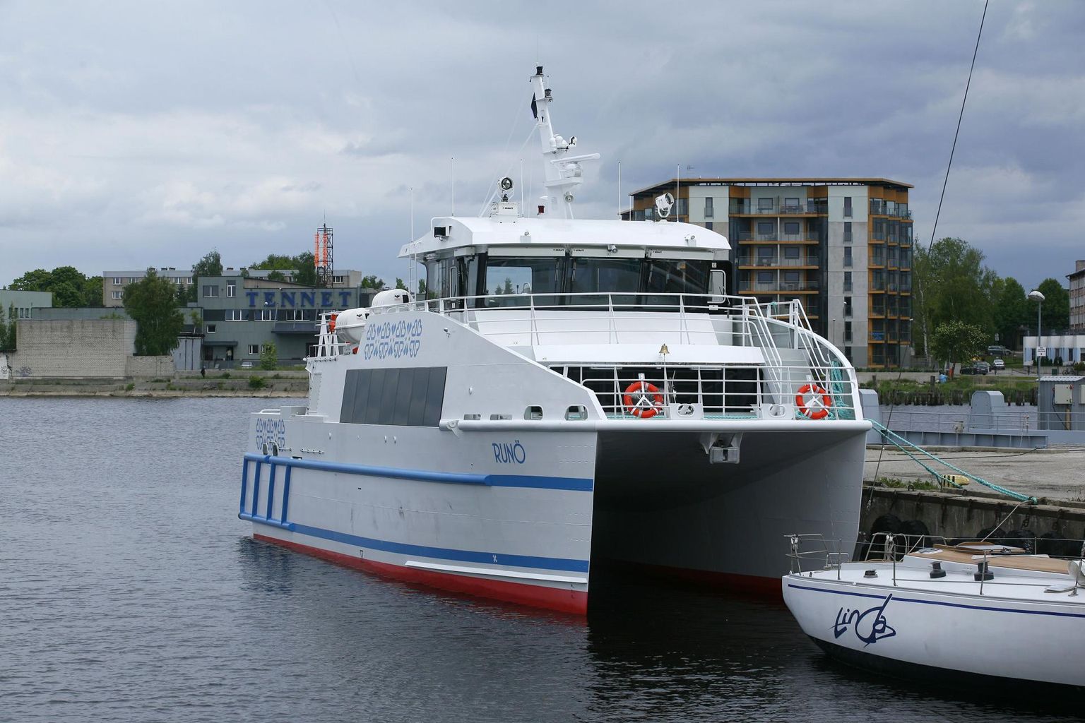Kui kiirkatamaraan Runö 2012. aastal vette lasti, arvati ekslikult, et ruhnlaste ühendusprobleemid mandriga on murtud.
