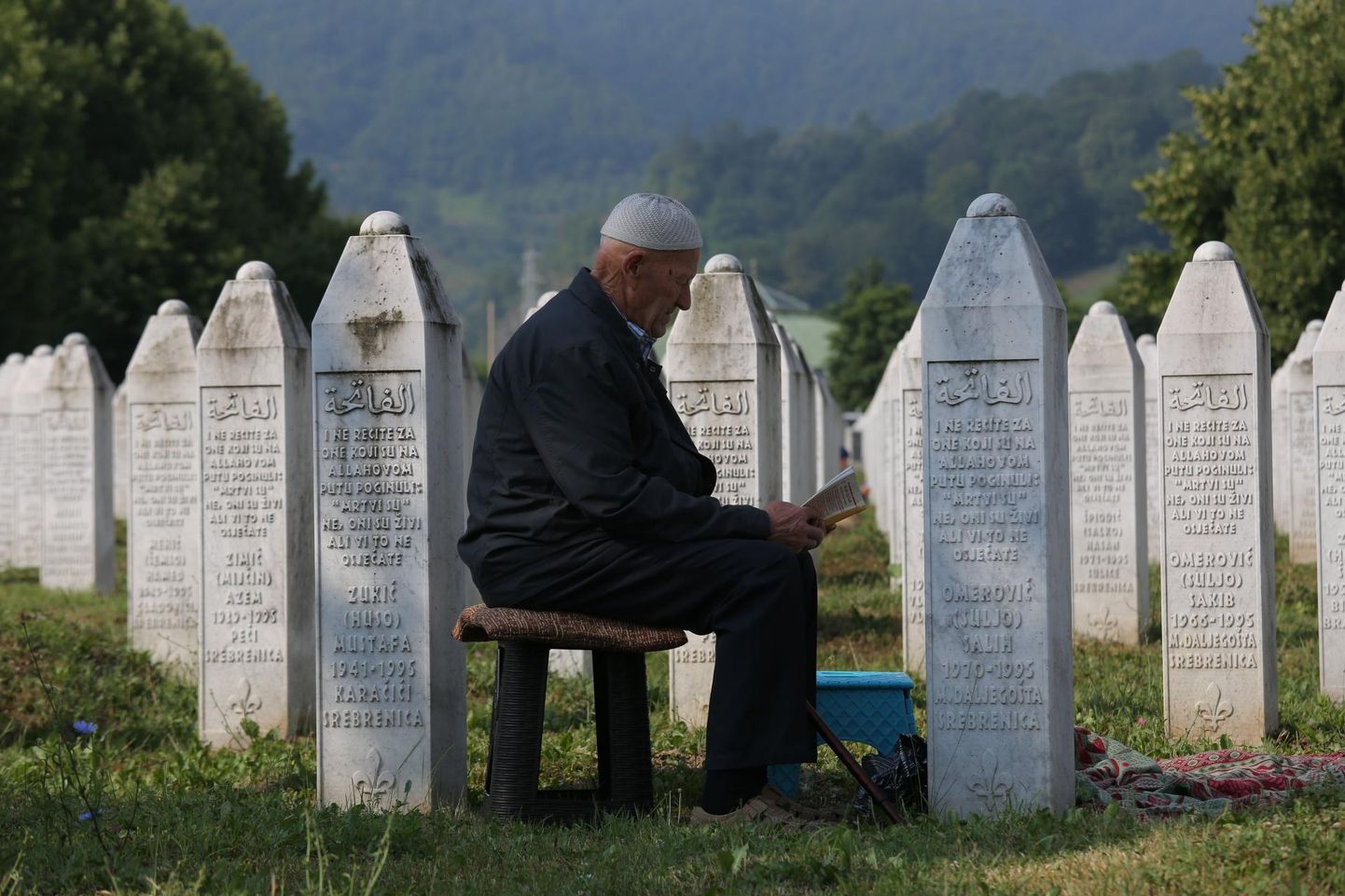 Moslemist mees lähedase haual Srebrenica genotsiidi ohvrite surnuaial Potočaris tänavu 11. juulil, kui märgiti veretöö 26. aastapäeva. Serblaste üksused mõrvasid toona enam kui 8000 Bosnia moslemi meest ja poissi. 