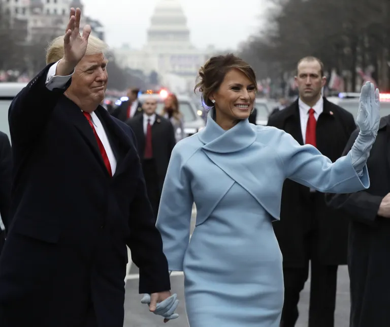Donald Trump ja Melania Trump 2016. aasta jaanuaris. Arvatakse, et Melania puitkuju sai inspiratsiooni just sellest kostüümist.