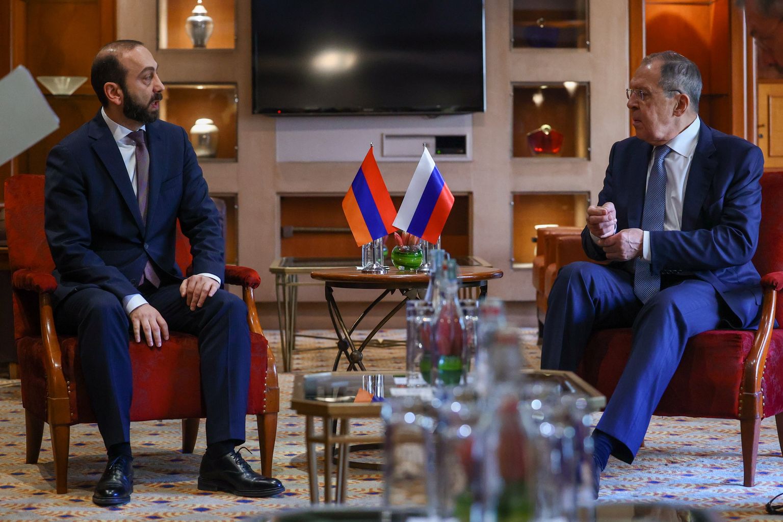 Krievijas ārlietu ministrs Sergejs Lavrovs sarunājas ar Armēnijas ārlietu ministru Araratu Mirzojanu G20 ārlietu ministru sanāksmē Ņūdeli, Indijā, 3. martā