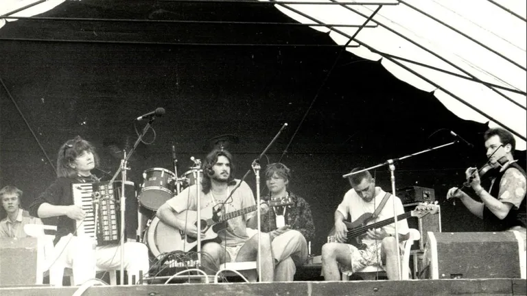 Ansambel Alle-aa esinemas 1994. aastal Viljandi pärimusmuusika festivalil. Vasakult Sulev Salm, Ülle Jantson, Ando Kiviberg, Piret Aus, Marek Rätsep ja Raivo Sildoja.