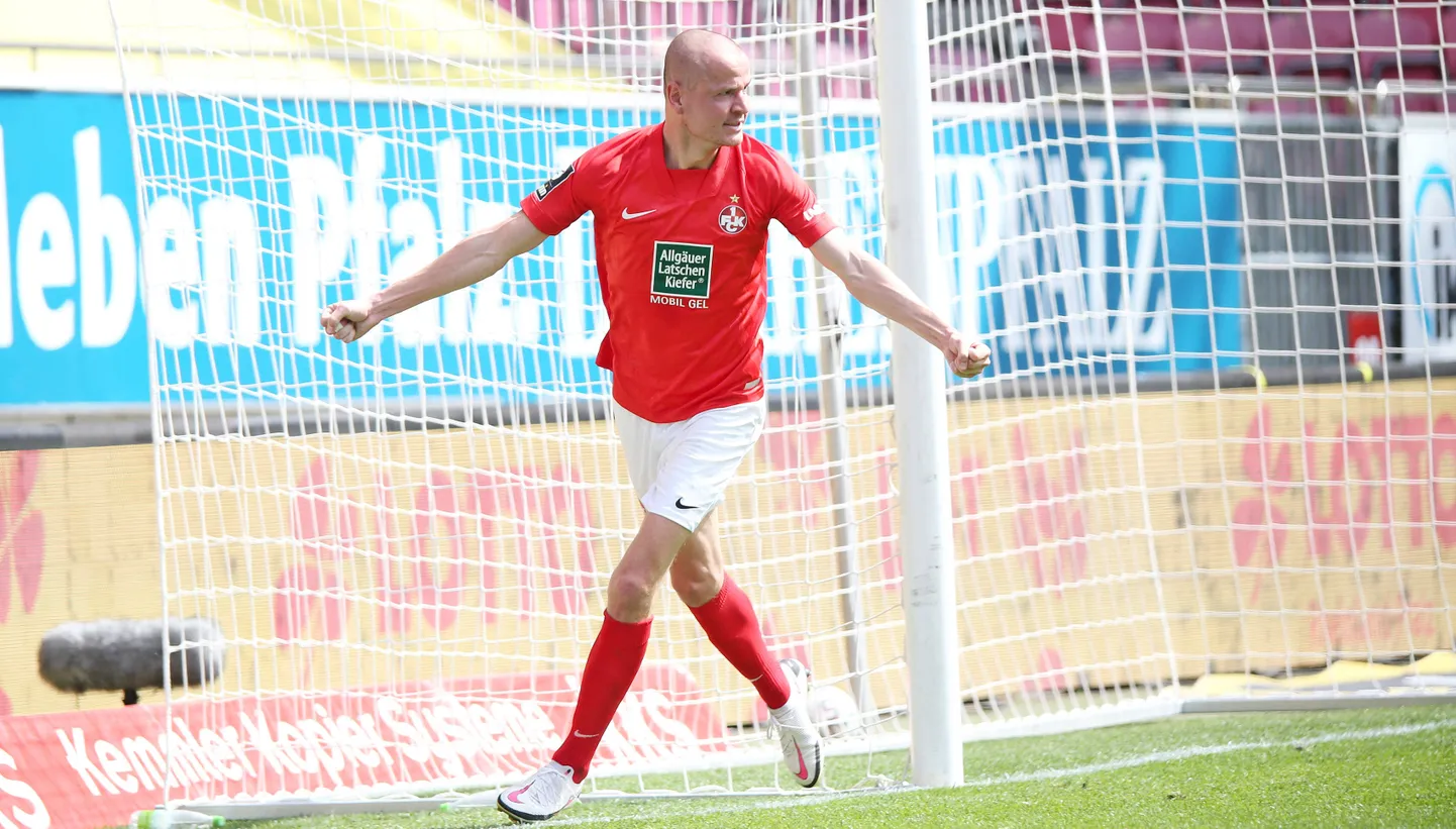Adam Hloušek 2021. aastal, kui oli laenul Saksamaa tugevuselt kolmandas liigas mänginud FC Kaiserslauternis.
