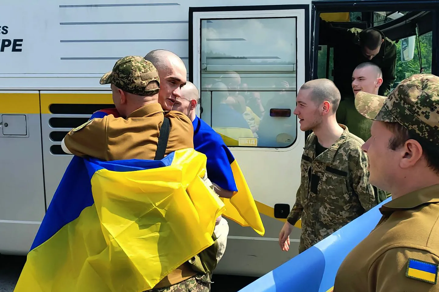 Ukrainas gūstekņi pēc apmaiņas 9.jūnijā.