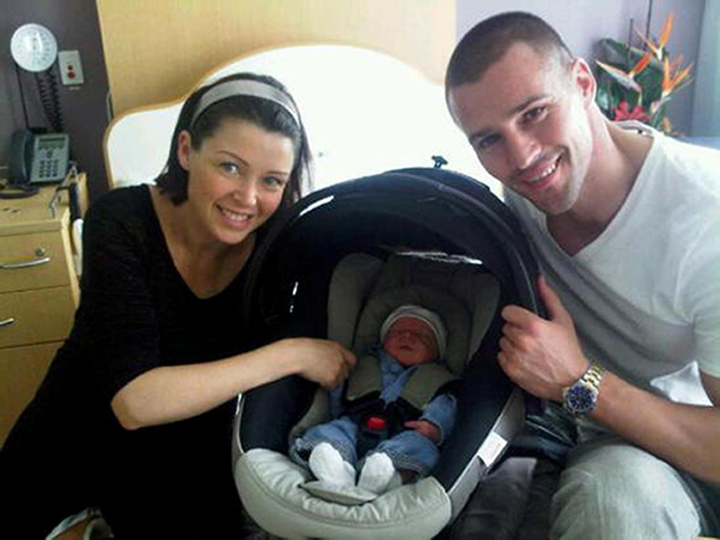 Dannii Minogue koos oma lapse Ethani ja elukaaslase Kris Smithiga.