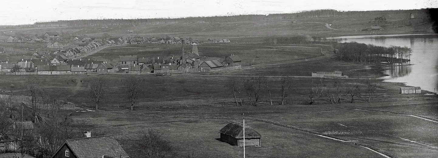 August Aleksander Rosenbergi auruveski tegutses Mädalepiku kõrval. Selle juures asuv paadisadam kuulus samuti Rosenbergile. Foto pärineb aastast 1896.