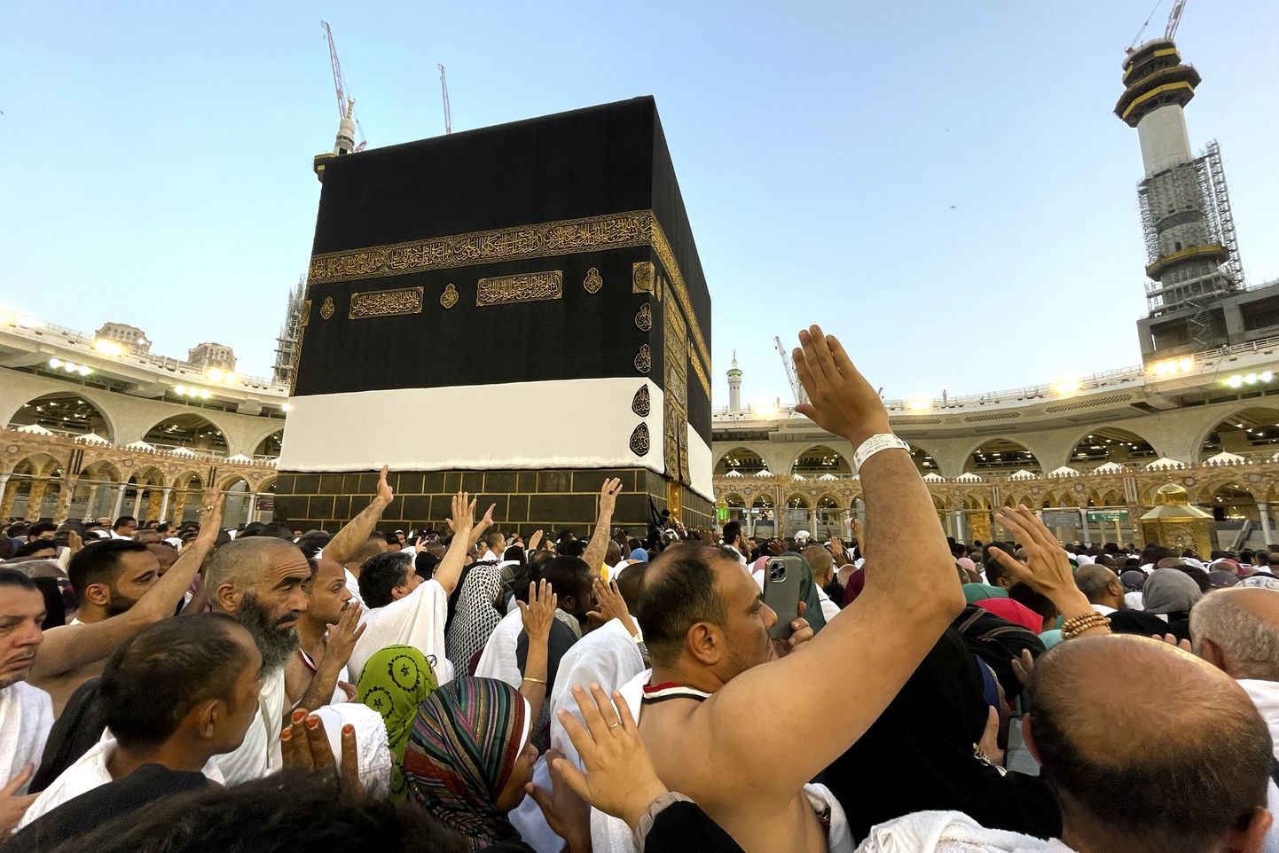 Moslemitest palverändurid liiguvad ringiratast ümber Kaaba kivi Suurmošees. Kui tavapäraselt külastavad moslemite pühimat paika Mekat Saudi Araabias igal aastal miljonid hadži palverändu ette võtvad inimesed, siis koroonapandeemia ajal piirasid saudi võimud ligipääsu märkimisväärselt. Pühapäeval, 25. juunil alanud palverännu puhul lubatakse taas inimesi suurte massidena pühapaiga juurde.