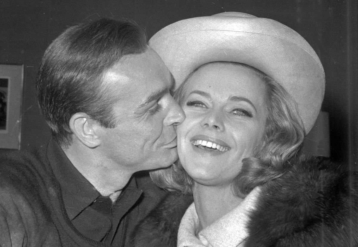 Šons Konerijs skūpsta aktrisi, "Bonda meiteni" Onoru Blekmeni 1964. gadā. 
 