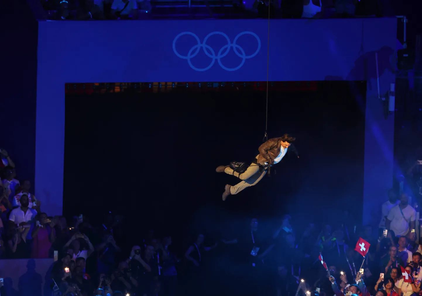 USA näitleja Tom Cruise tegi tõelise «Mission: Impossible» («Võimatu missioon») triki, kui hüppas 11. augustil 2024 Pariisi olümpia lõputseremoonial  olümpiastaadioni Stade de France’i tipust alla