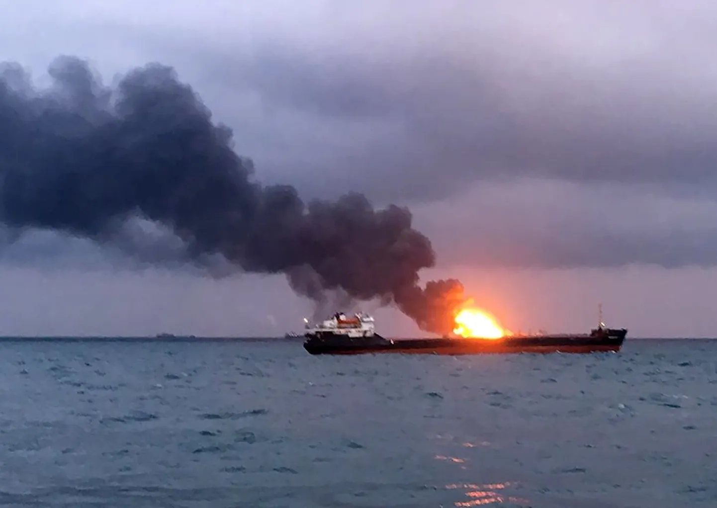 Hiljutine keemiaõnnetus Mustal merel nõudis 14 inimelu. Fotol: põlev laev Kertši väinas.