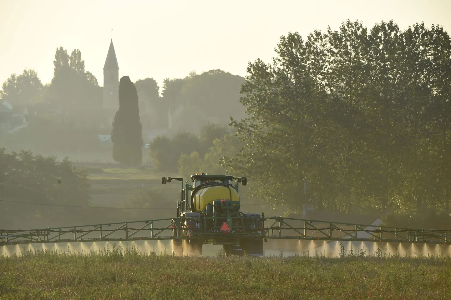 Prantsuse farmer pritsib põldu Roundup 720 glüfosaadiga.