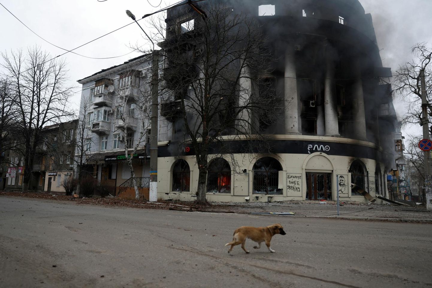 Tavaline rünnaku alla jäänud kortetmaja Ukrainas Bahmutis.