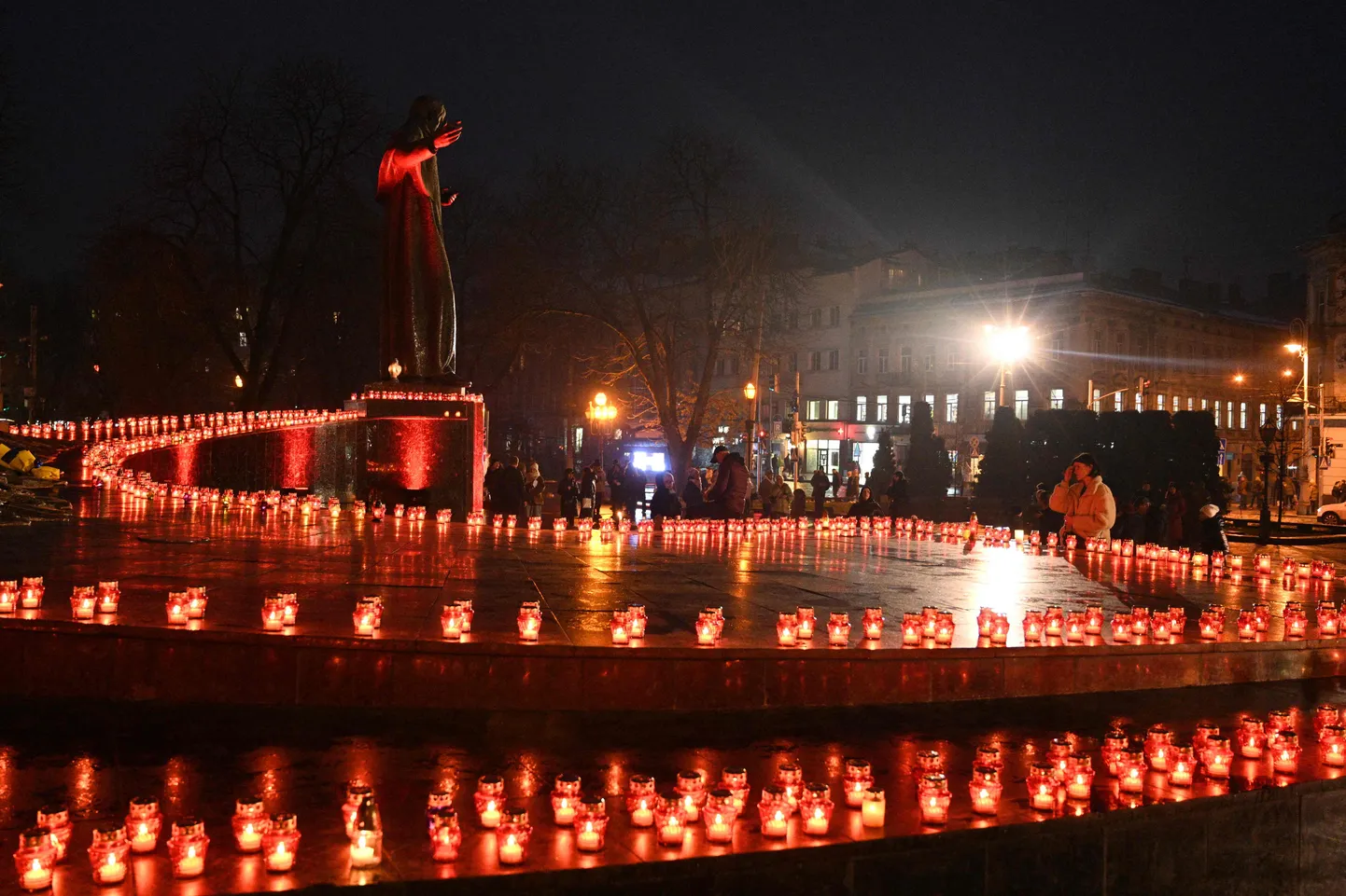Ļviva, 2022. gada 26. novembris. Ukraiņi piemin holodomora upurus.