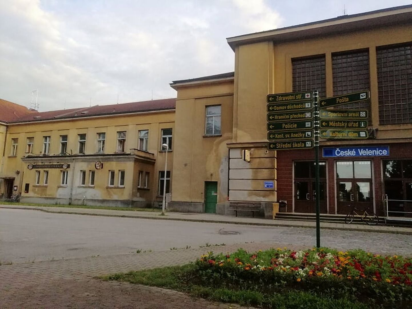 Чемодан, вокзал... Ческе-Веленице. Здание вокзала представляет историческую ценность.