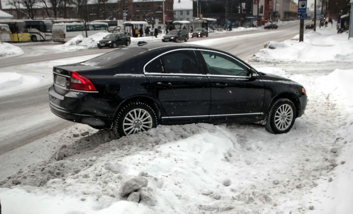Pärnus Pika ja Aia tänava ristmikul sõitis sõiduauto Volvo kokkupõrke vältimiseks teelt välja ja jäi pidama lumehange otsa.