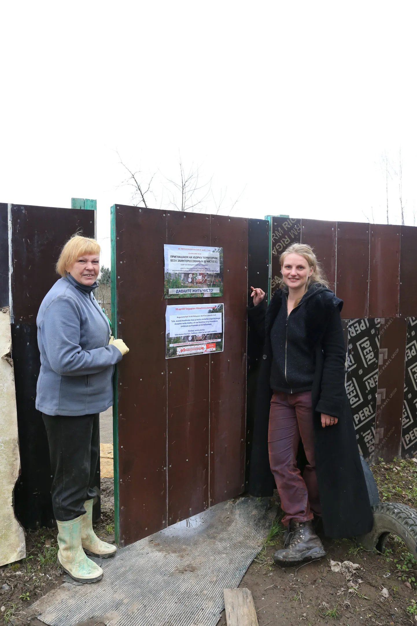Kuuendat aastat Hiinalinnas aiamaad pidav Tatjana Lütter (vasakul) ja seal lähedal üles kasvanud Kerttu Kuslap on asumi plankudele kinnitanud eesti- ja venekeelsed plakatid, mis annavad teada pühapäevasest suurest koristuspäevast. Huvilisi juba on.