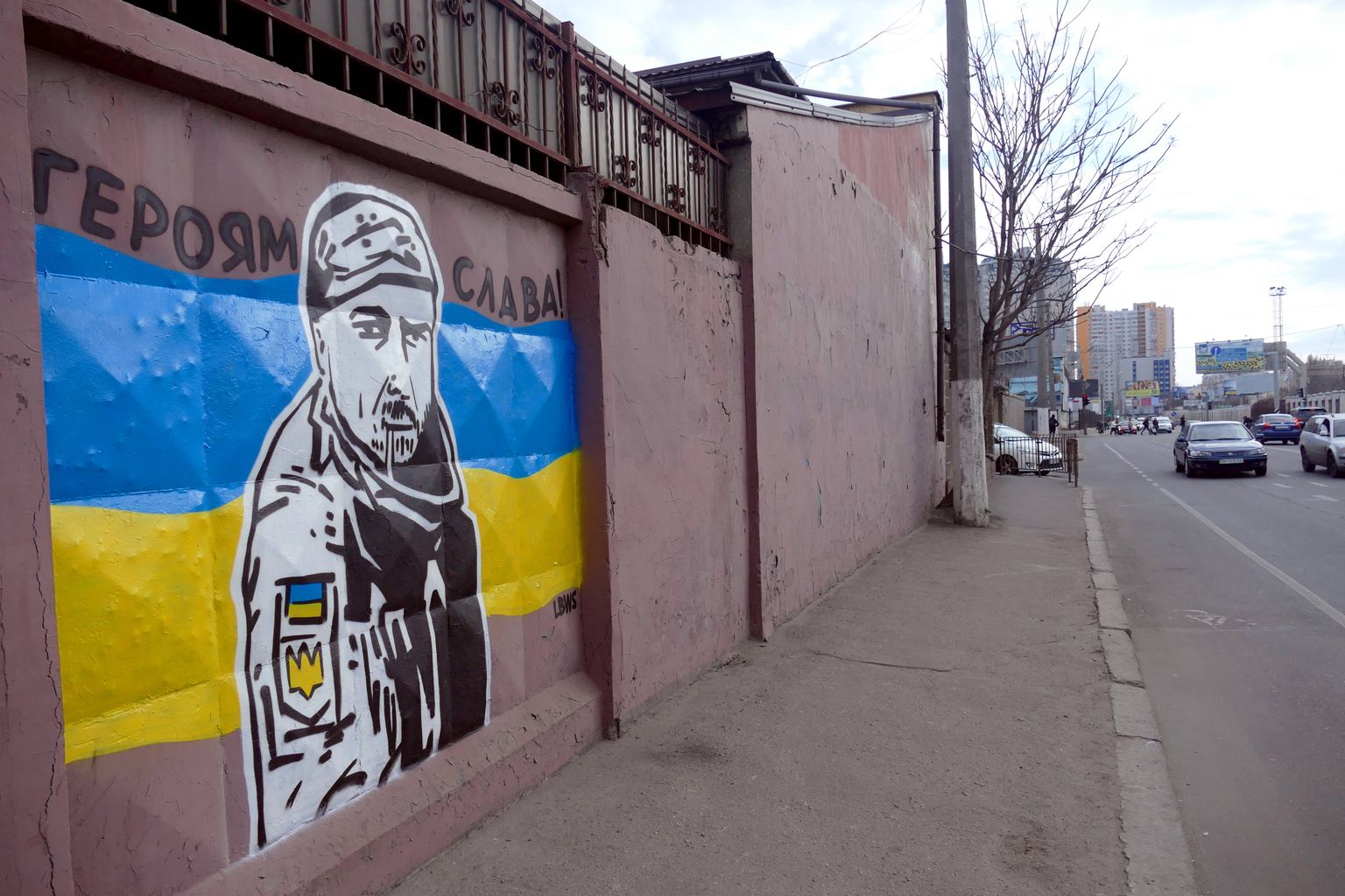 Ukrainas Odessas seinale tehtud grafiti, mis kujutab Ukraina sõdurit, kes väidetavalt Vene üksuse poolt hukati. Sotsiaalmeedias levib selle kohta video. Ukraina võimude andmetel oli see mees 30. eraldiseisva mehhaniseeritud brigaadi sõdur Tõmofi Šadura