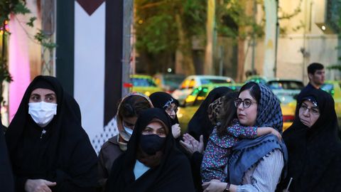 Iraani võimud panid kinni üle 150 pearätikohustust eiranud äri