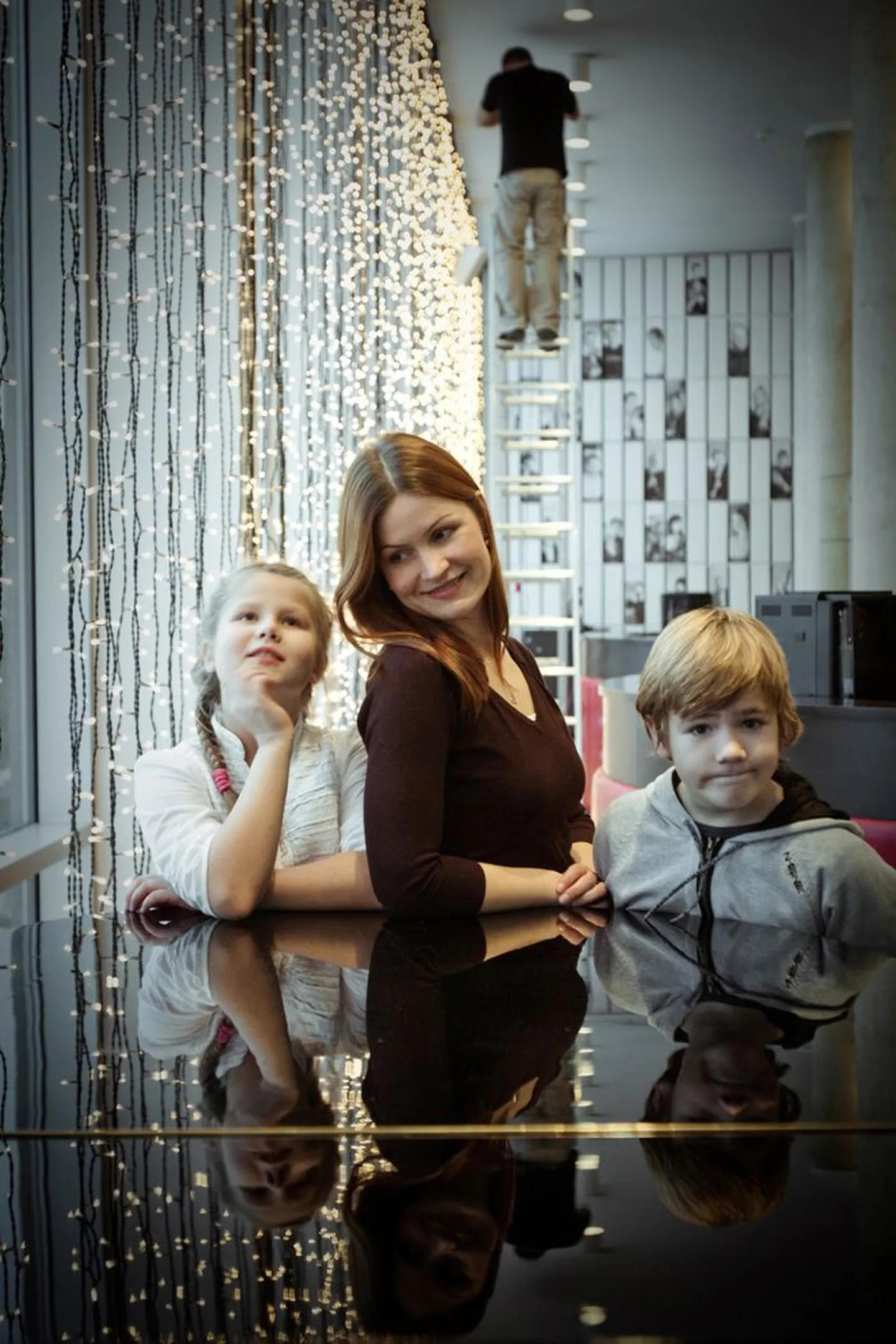Ema Keiu töökoht teatris on justkui keskjaam, kust lapsed pärast tunde läbi hüppavad.