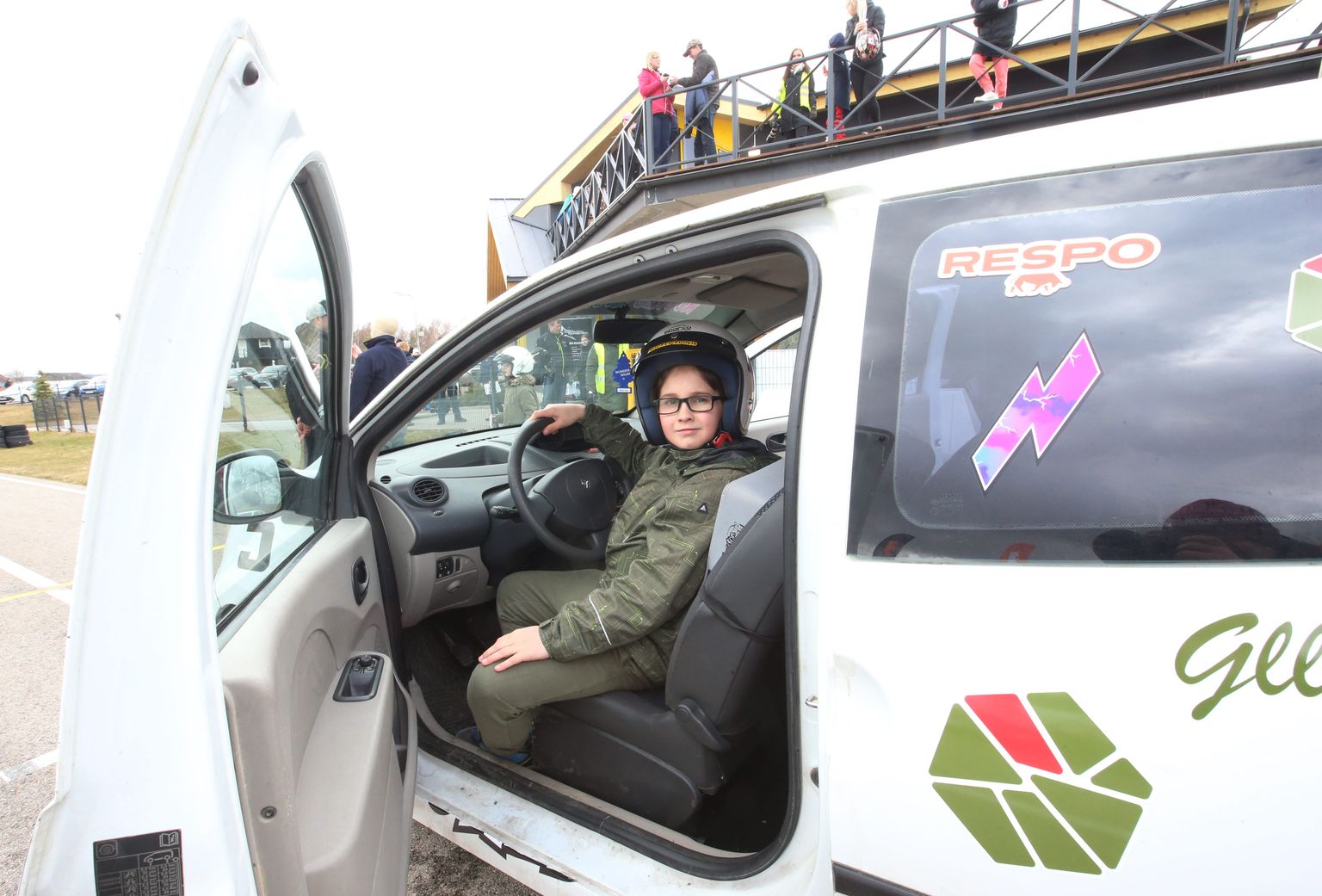 Kümneaastane Randar Klaus harjutab autosõitu vana Moskvitšiga. Täna tuli hakkama saada Renault' roolis.