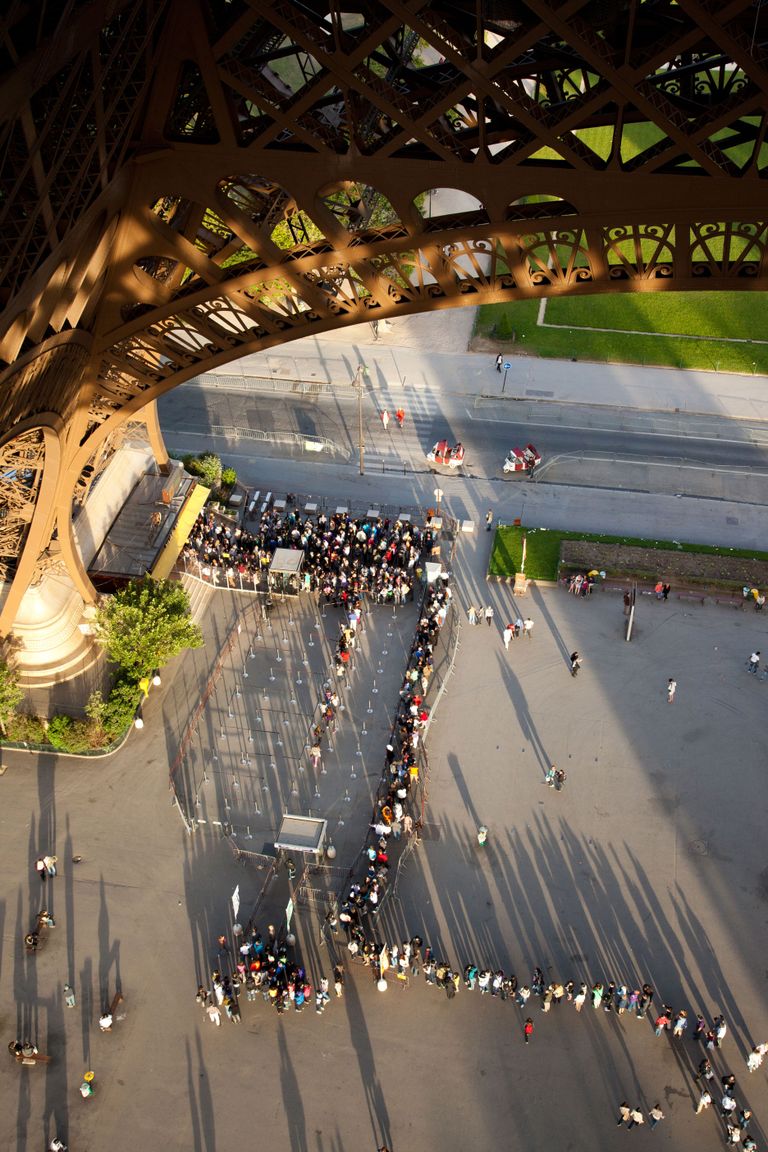 Turistid ootamas pääsemist Eiffeli torni