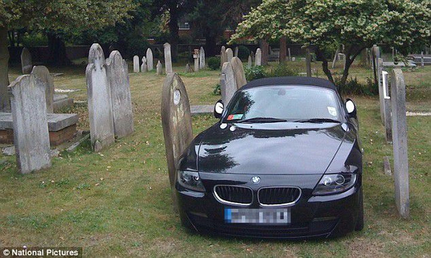 BMW otse haudade peal parkimas.