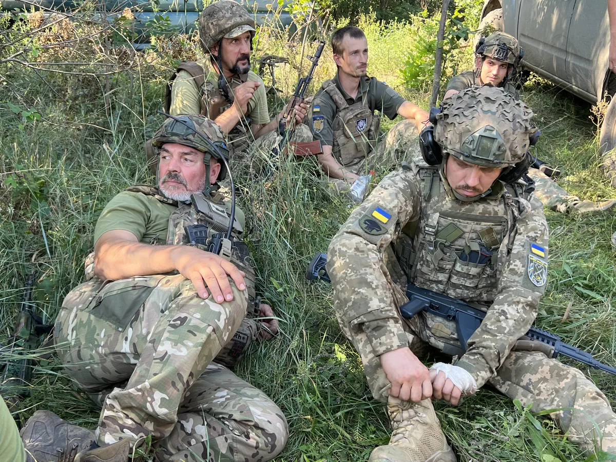 Ukraina sõdurid ootavad rünnakuõppuse algust. Õppuse päeval oli varjus 30 kraadi sooja.