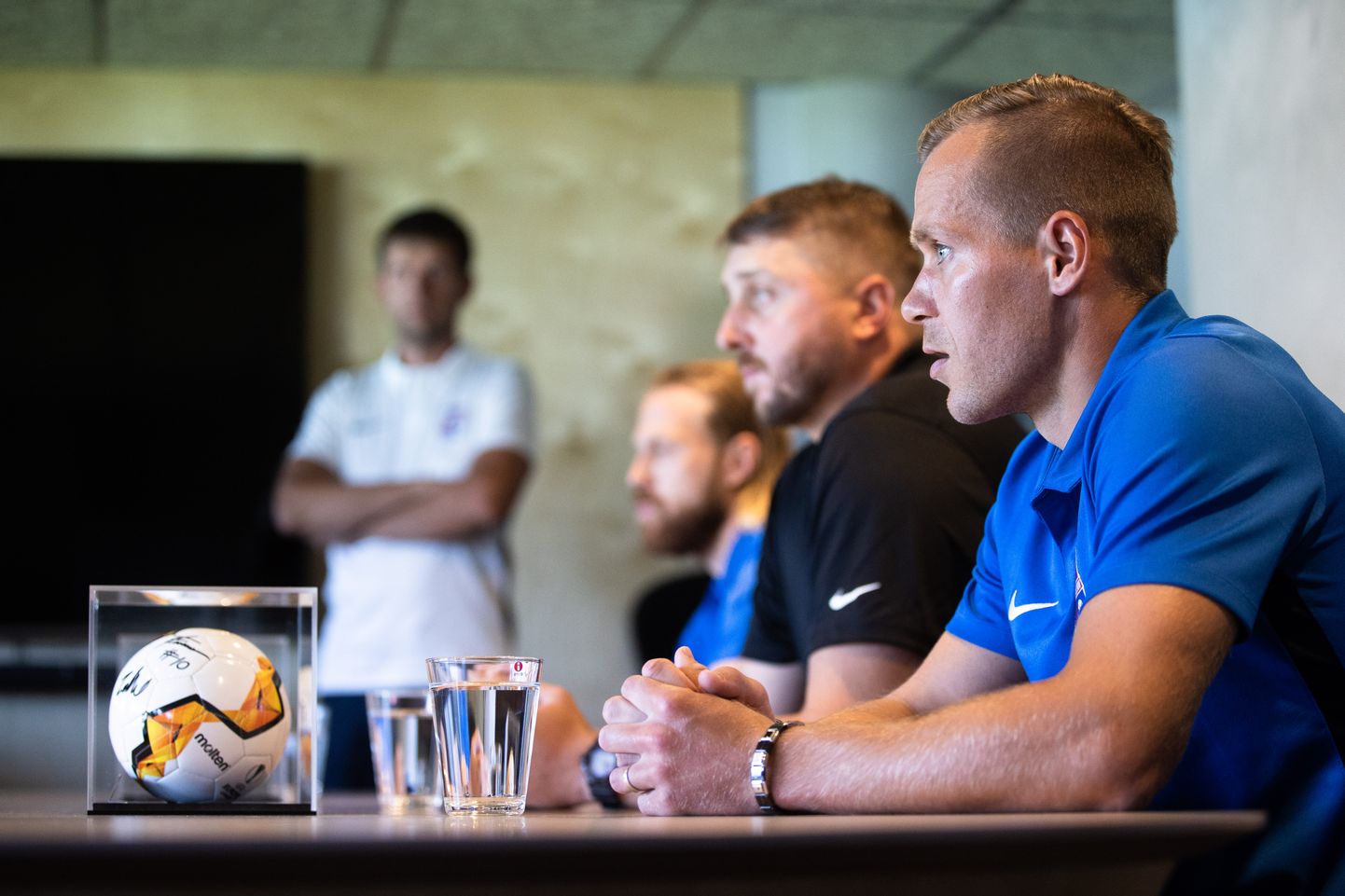 Paide linnameeskonna kapten Andre Frolov (paremalt), peatreener Vjatšeslav Zahovaiko ja ründaja Henri Anier oma euromängueelsetest mõtetest rääkimas.