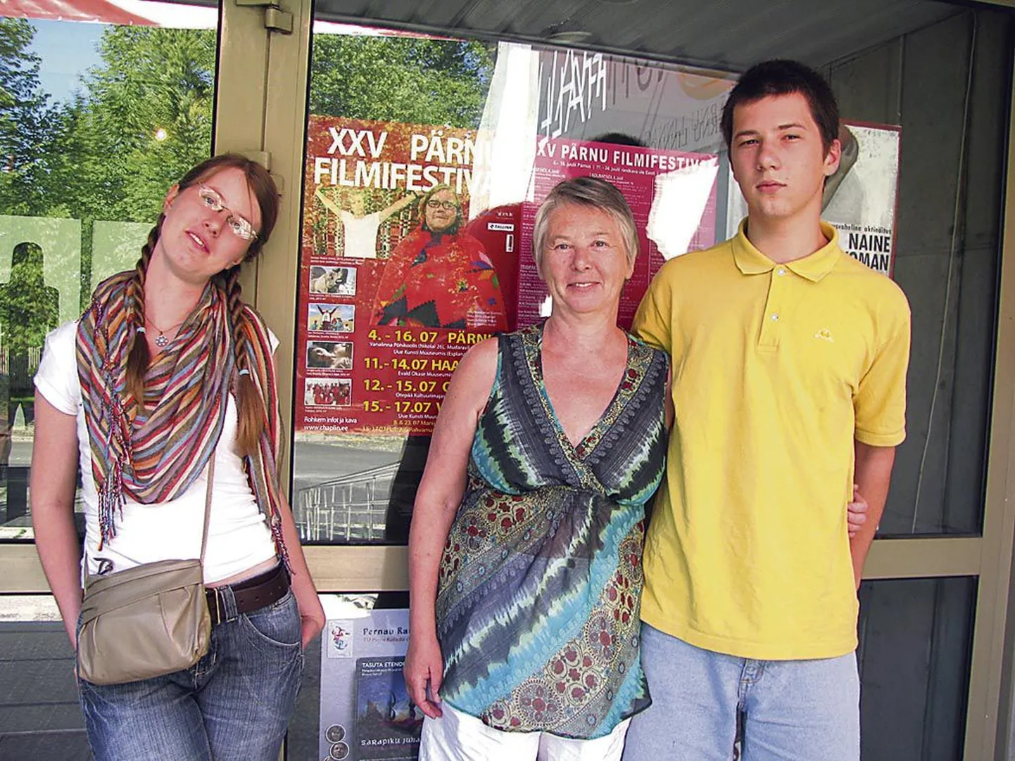 Tütar Anna (vasakul), naine Nataša ja poeg Andris tutvustasid festivalil Andris Slapinši loomingut.