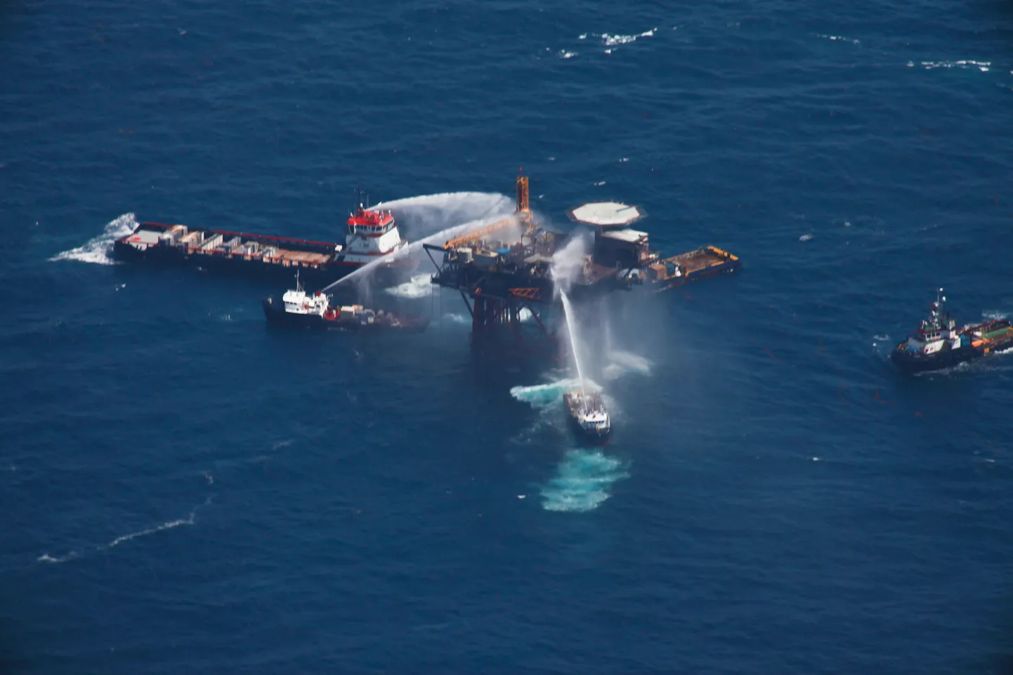 Спасательные корабли тушат платформу Mariner Energy.