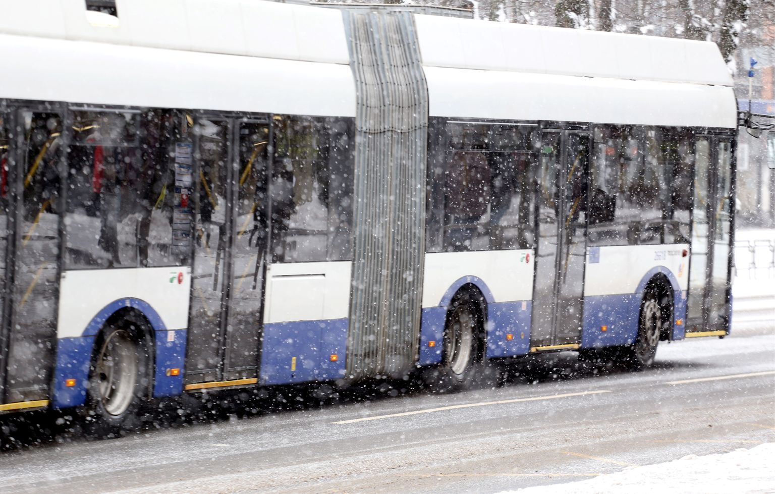Троллейбус во время снега