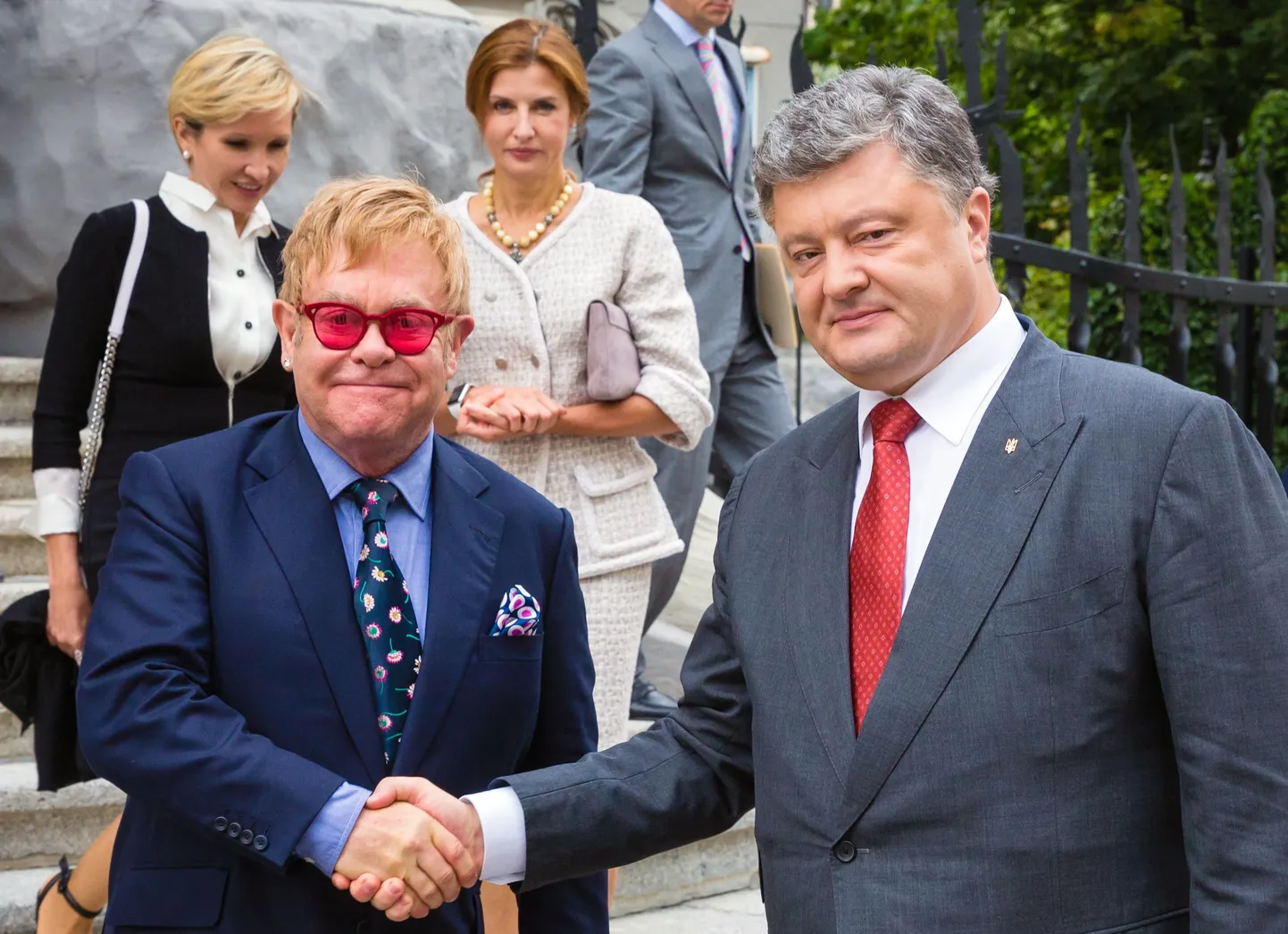 Briti laulja Elton John ja Ukraina president Petro Porošenko täna Kiievis kätt surumas.