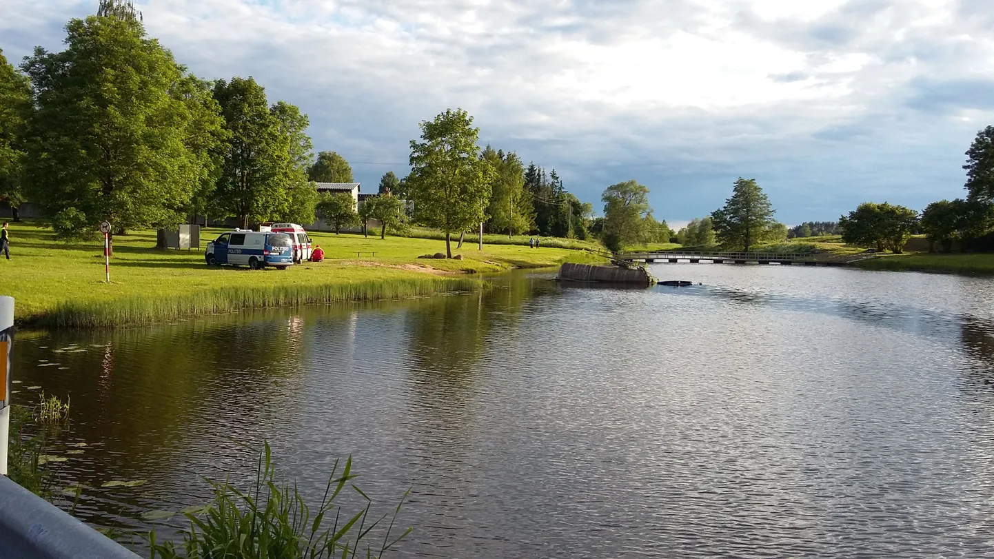 Koosa järve sõitis traktor.