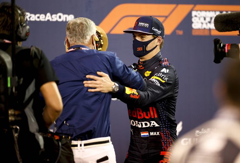 Max Verstappen David Coulthardile vempu viskamas.