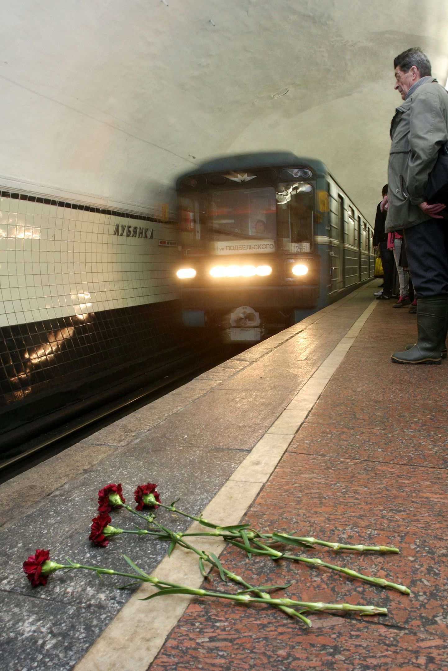 Nelgid hukkunute mälestuseks Lubjanka metroojaamas.