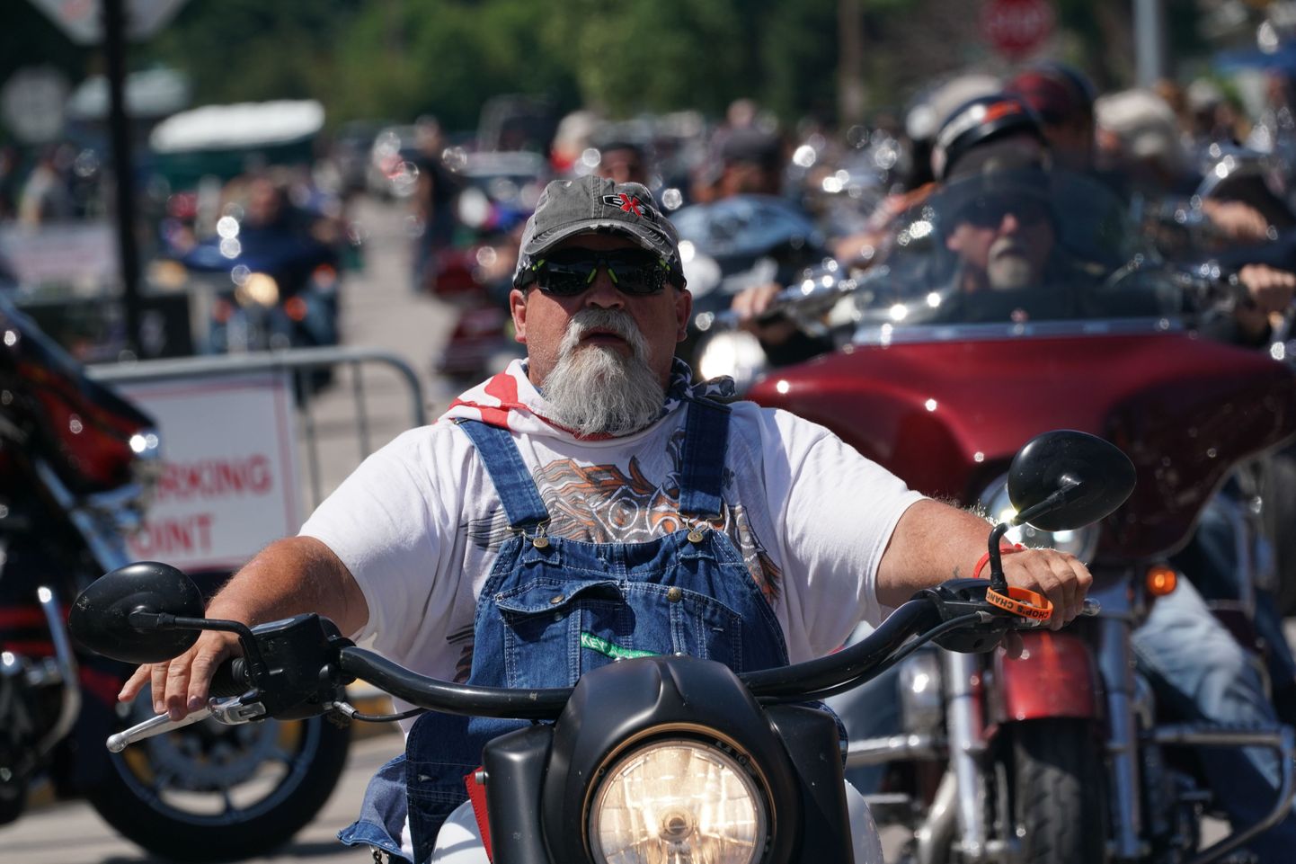 Mootorratturid iga-aastasel motopeol Lõuna-Dakotas Sturgise linna peatänaval 8. augustil 2020. 80. korda toimuvale mootorratturite kogunemisele on sel aastal oodata üle 250 000 osaleja. Maski kandmine ei ole kohustuslik.