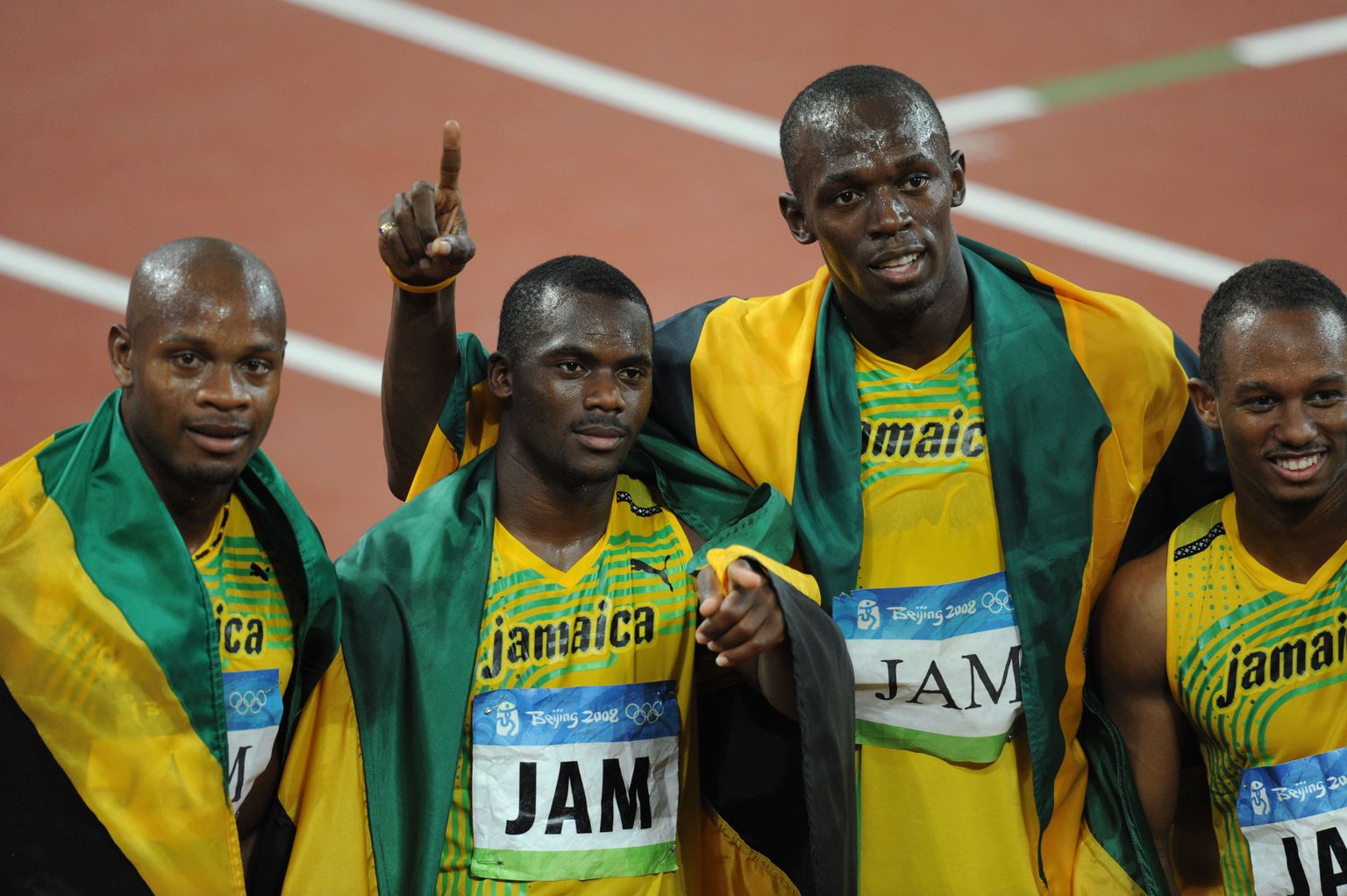 Pekingi olümpaimängude võidukas nelik: Asafa Powell (vasakult), Nesta Carter, Usain Bolt ja Michael Frater.