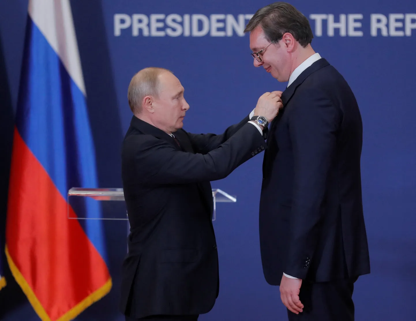 Venemaa president Vladimir Putin autasustas Serbia presidenti Aleksandar Vučicit Aleksandr Nevski ordeniga pärast nende kohtumist Serbias Belgradis 17. jaanuaril 2019.