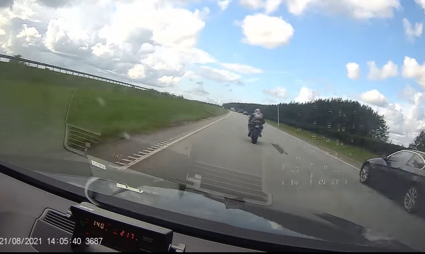 Laupäeval mõõtis Ida-Harju politseijaoskonna patrull Tallinna-Narva maanteel, Tallinna suunas liikuva mootorratta kiiruseks 223 km/h.