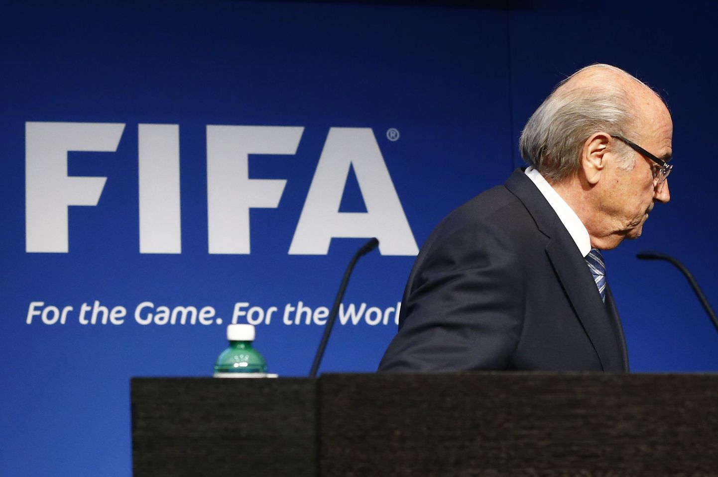 Зепп Блаттер покидает пресс-конференцию, на которой он заявил о своей отставки с поста президента ФИФА.