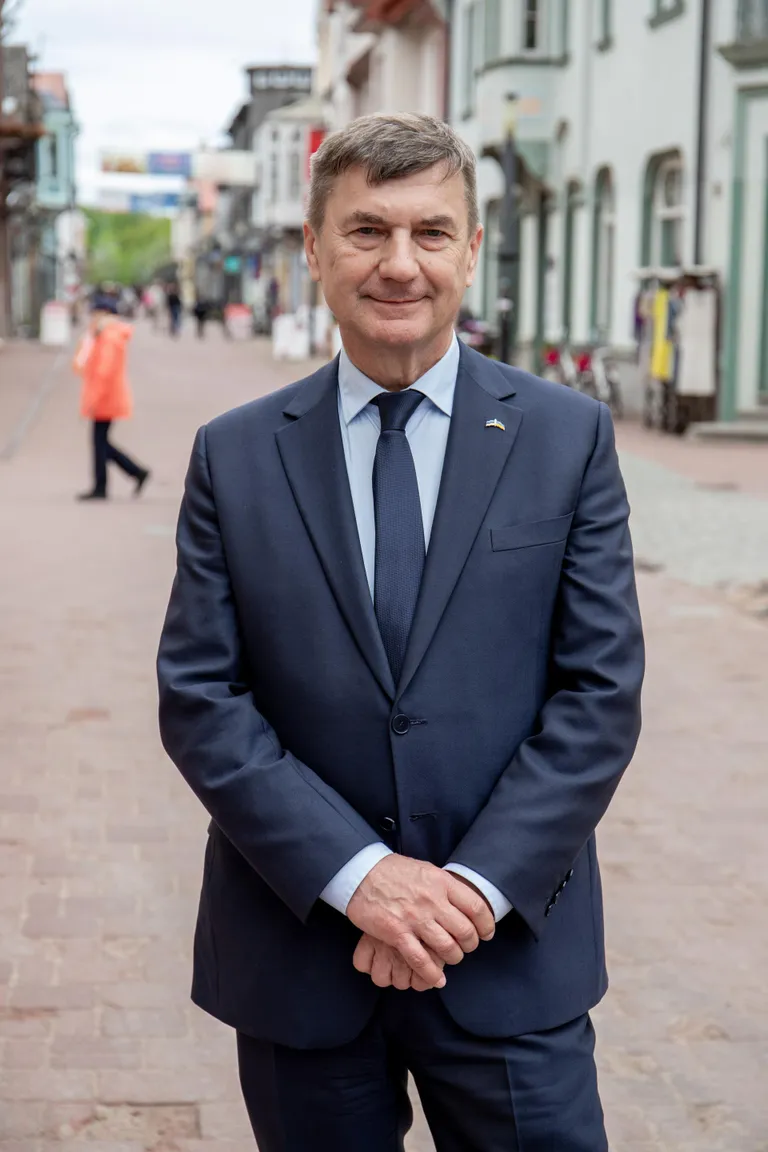 Pärnu Postimehe ja Andrus Ansipi teed ristusid suvepealinnas Rüütli tänaval selle nädala kolmapäeval.