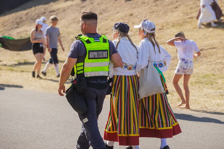 Помощник полицейского на XIII-м празднике танца «Мосты» (Sillad), 2023.  