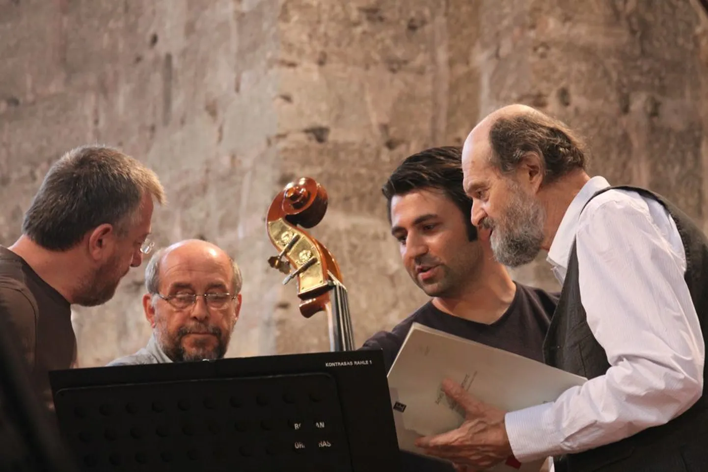 Arvo Pärt jagas Borusani orkestri noortele muusikutele selgitusi. «Huvitav on olla võõral maal täiesti teistsuguse temperamendi keskel,» rääkis Arvo Pärt. «Neid muusikuid peab natuke tundma õppima – pean ka nootides veidi midagi muutma, mõnes kohas neid pidurdama ja teisal jälle veidi piitsutama,» kõneles ta.