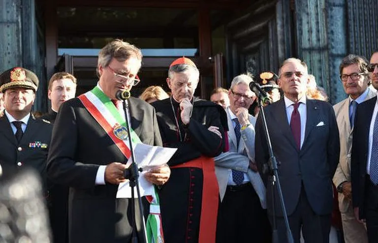 Veneetsia linnapea Luigi Brugnaro (Itaalia lipuvärvides lindiga)