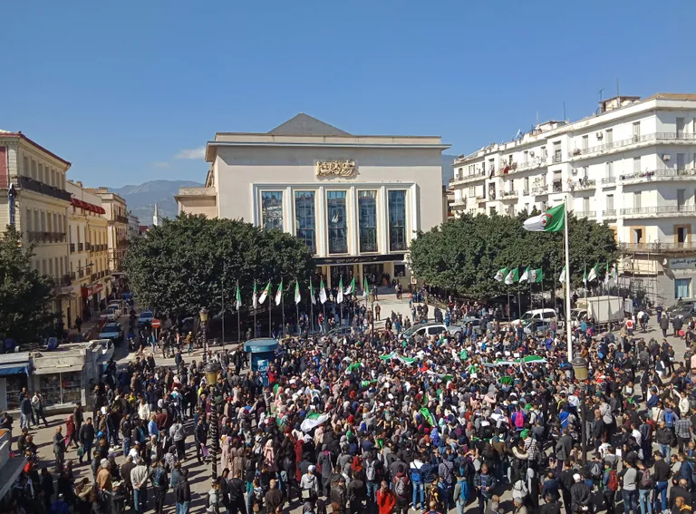 Meeleavaldajad täna Annaba linnas Alžeerias.
