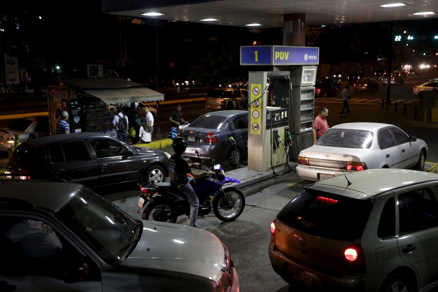 Autoomanikud ummistasid eile Venezuela pealinna Caracase tanklaid, et veel viimast päeva odavat kütust tankida.